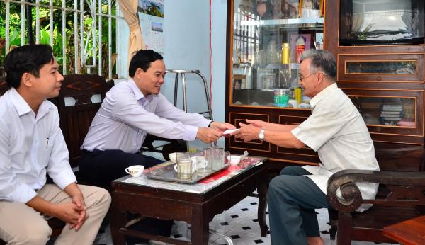 Bí thư Tỉnh uỷ Trần Lưu Quang: Trao quà của Chủ tịch nước tặng cán bộ tiền khởi nghĩa